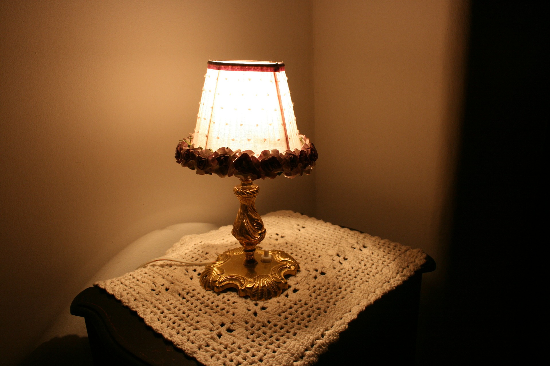 bedside-lamp-252000_1920
